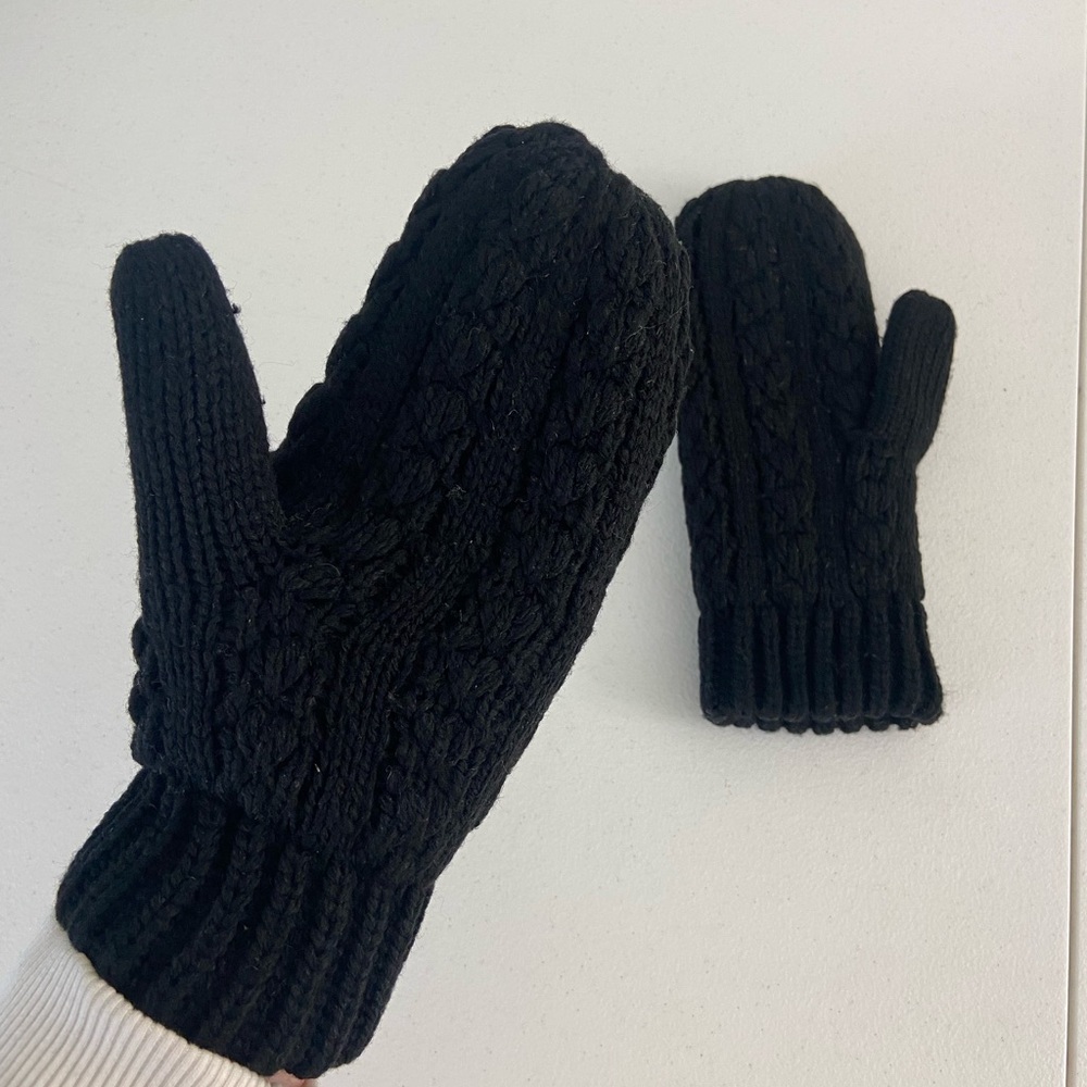 EUC Women’s solid black cable knit thick crocheted winter mittens‎ gloves M/L - Picture 2 of 3